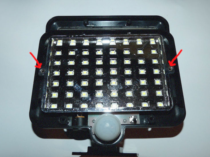 Bild zur Veranschaulichung von Punkt 3 - Schrauben von LED Panel lösen